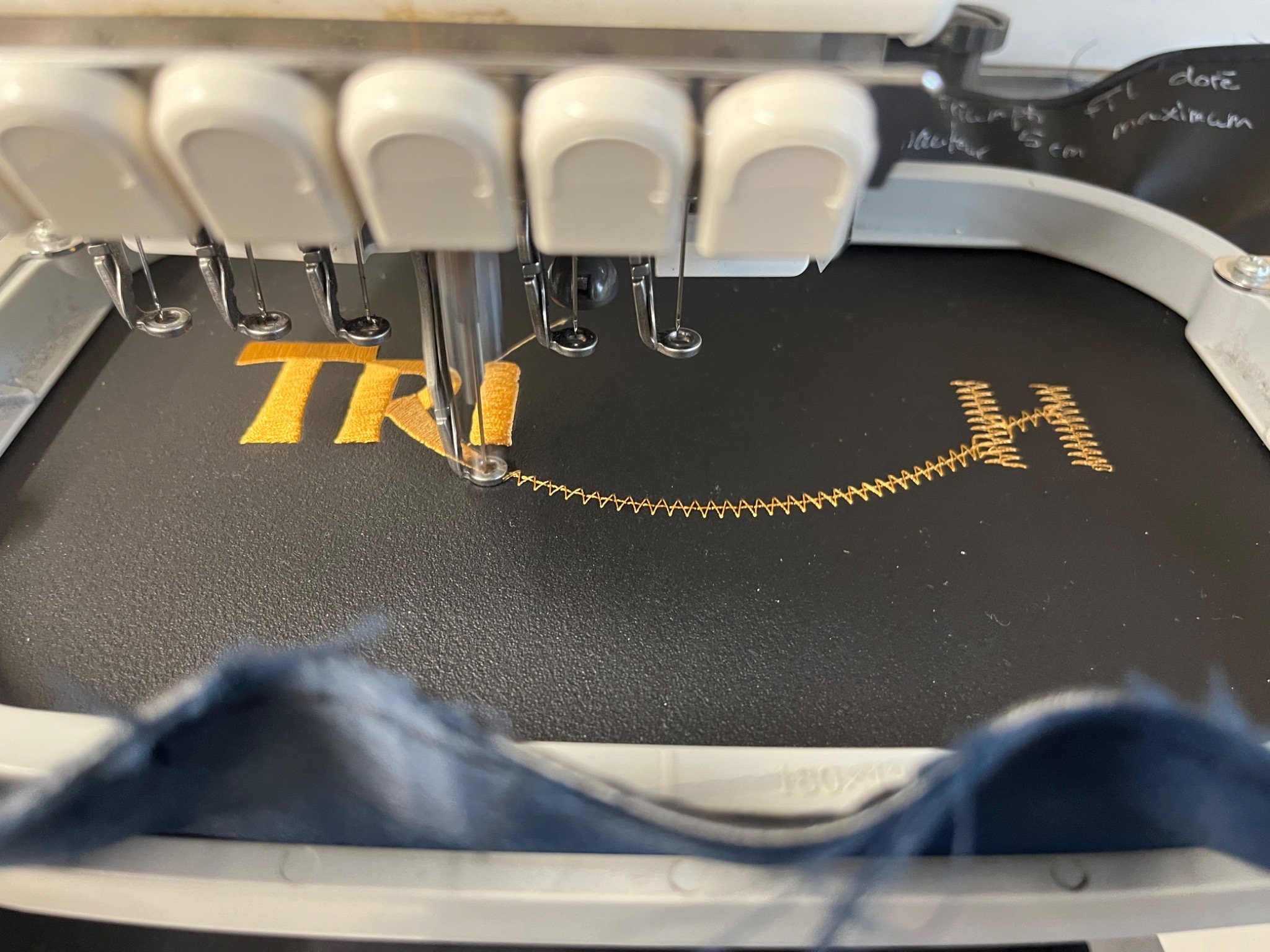 Machine de broderie en production