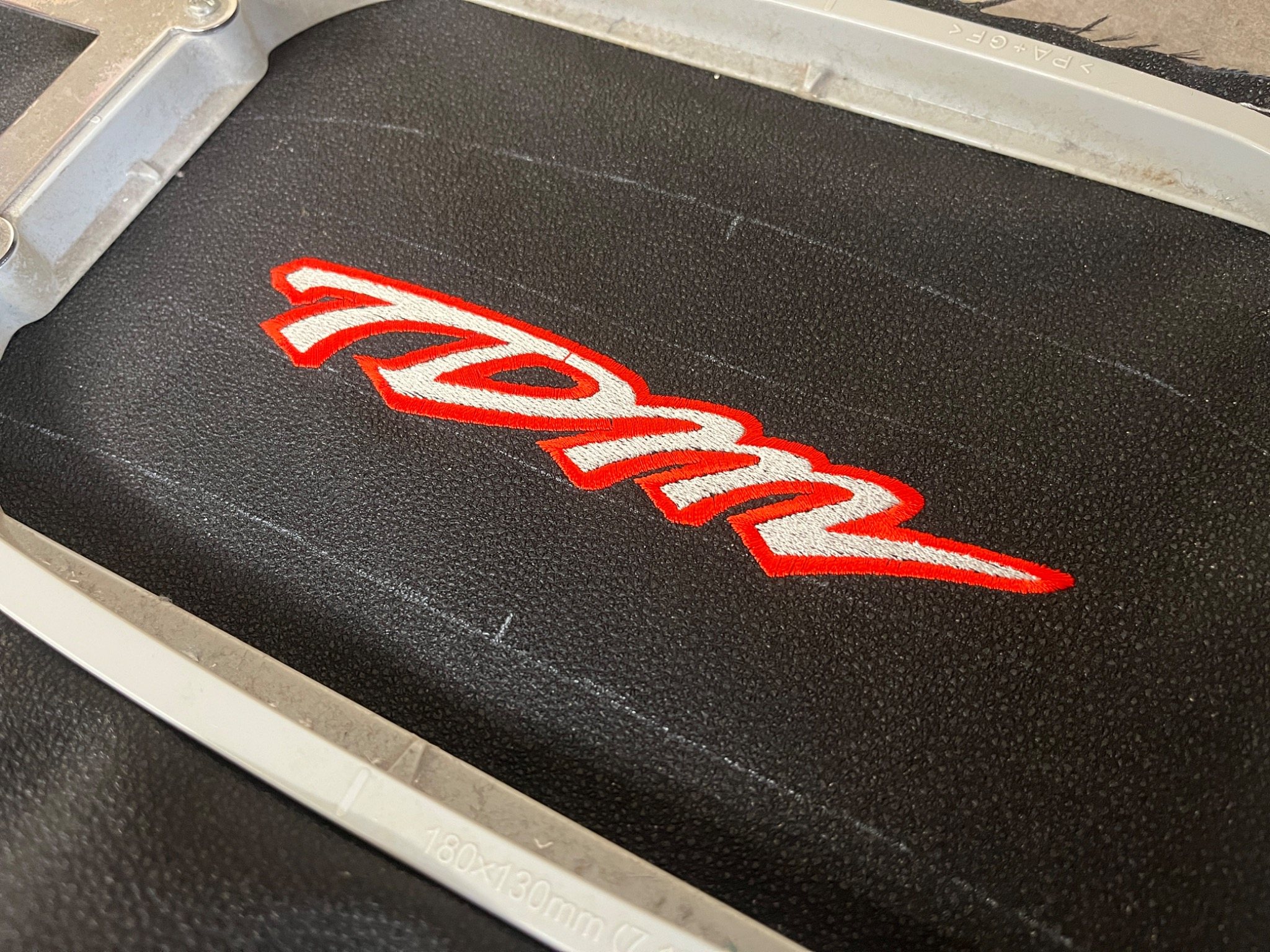 TDM détail broderie selle moto